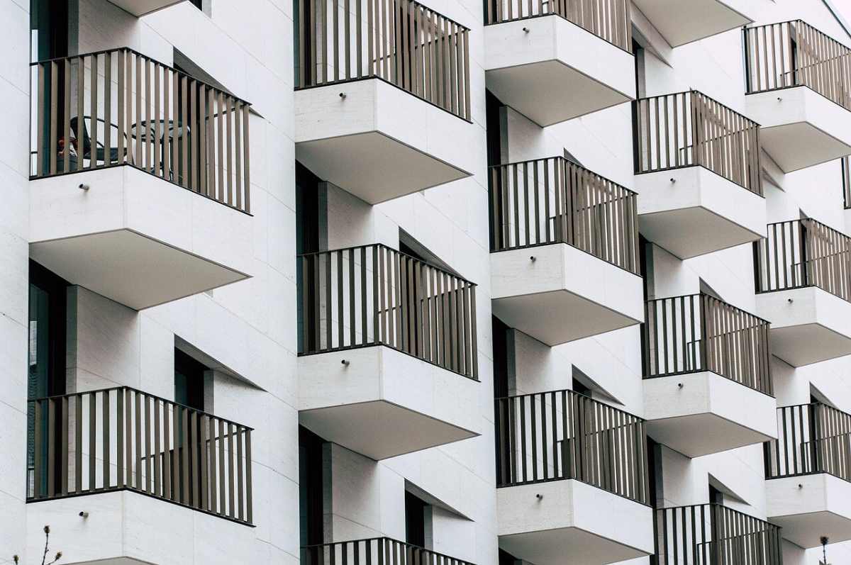 Balkonları sıralı beyaz apartman cephesi