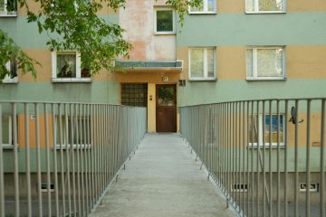Apartman girişine uzanan korkuluklu geçit