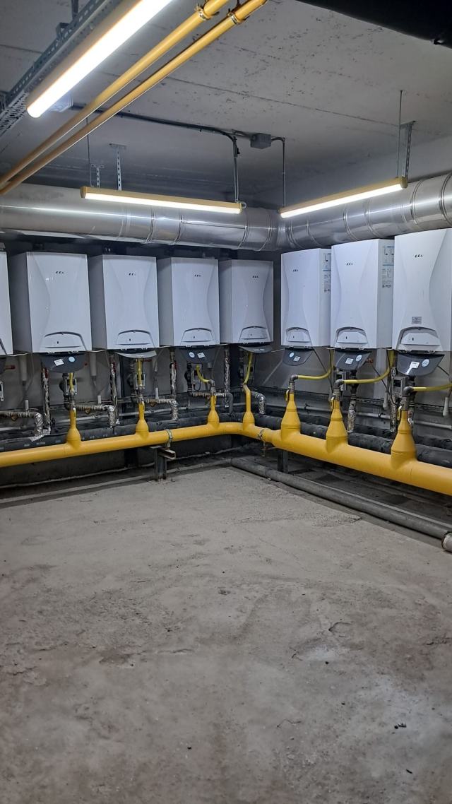 Apartman kombi dairesinde sıralı duvar tipi kombiler ve ortak hat