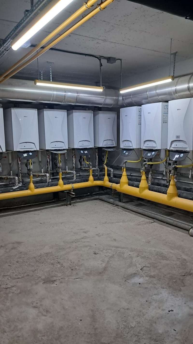 Apartman kombi dairesinde sıralı duvar tipi kombiler ve ortak hat
