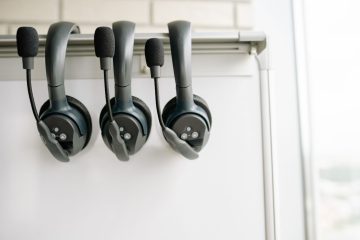 Askıda telefon kulaklıkları