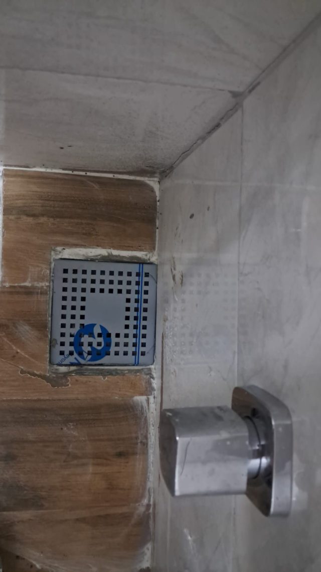 Döşemeyle aynı hizaya getirilmiş banyo yer süzgeci