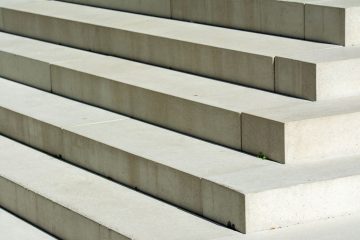 Yükselen beton basamaklar