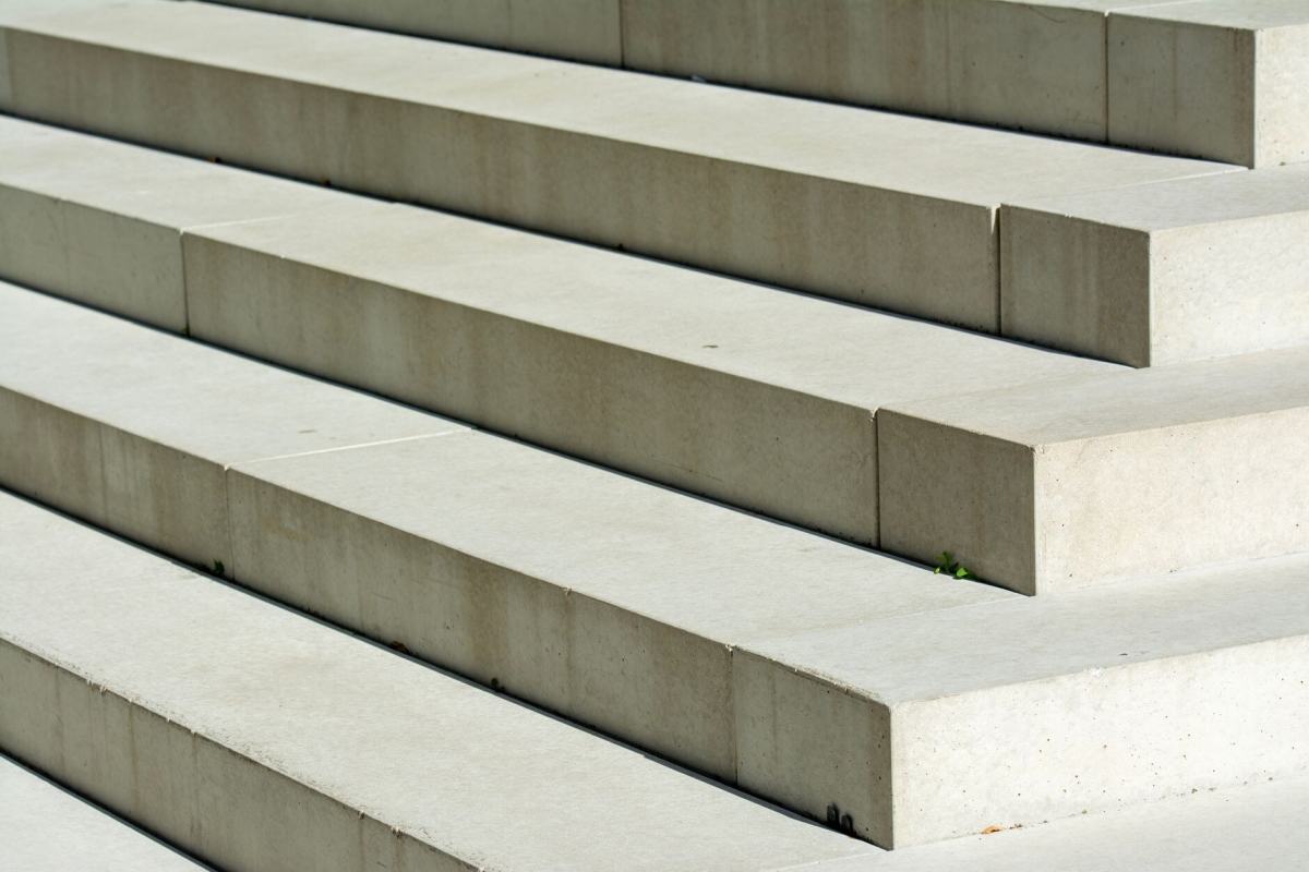 Yükselen beton basamaklar