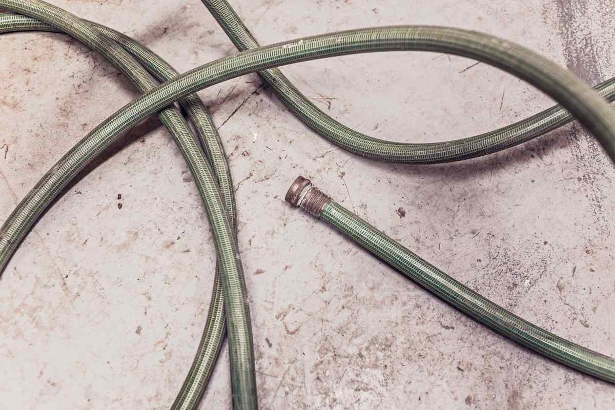Beton zeminde örgülü metal hortum