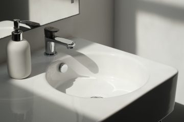 Önden görünen beyaz seramik lavabo