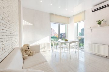 Beyaz salonda pencere altı panel radyatör