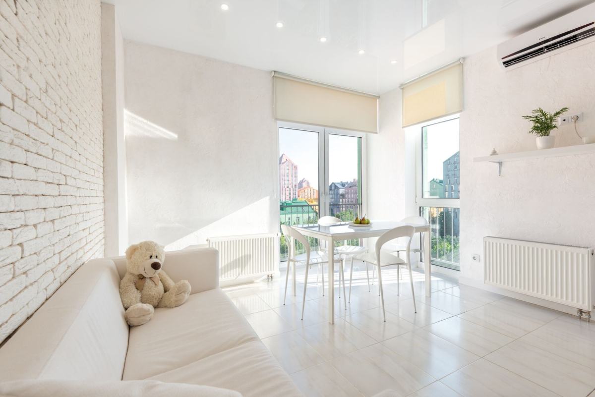 Beyaz salonda pencere altı panel radyatör