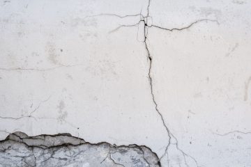 Beyaz sıvada dallanan çatlak