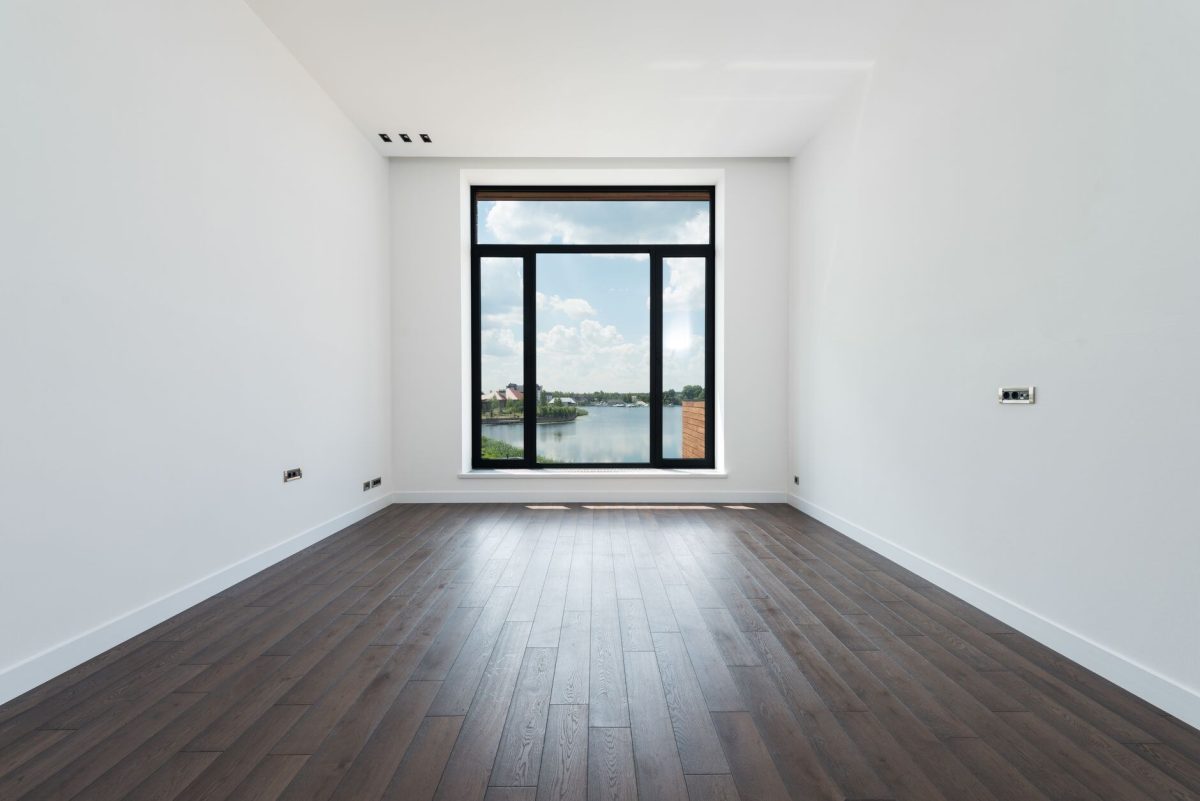 Gezilen boş kiralık dairenin pencereli odası