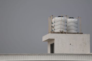 Çatıda beyaz su tankları