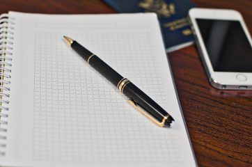Kareli defter üzerinde dolma kalem