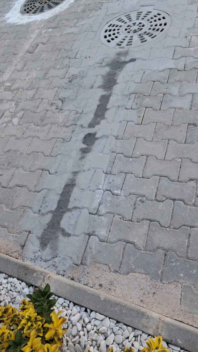 Kilit parke taşında su kaçağının bıraktığı ıslak şerit