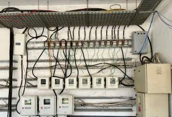 Duvarda elektrik sayaç panosu