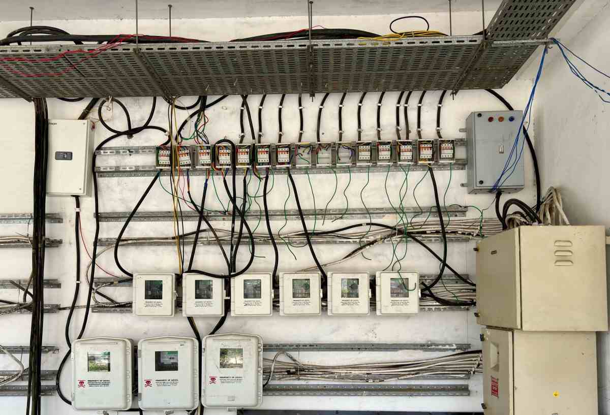 Duvarda elektrik sayaç panosu