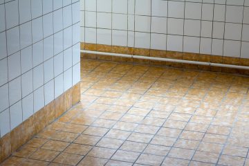 Eski fayanslı ıslak hacim köşesi