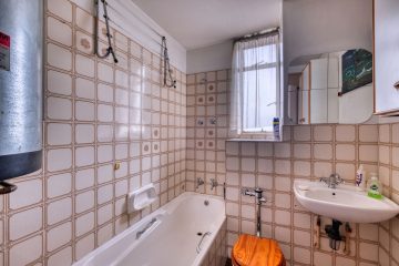 Eski küvetli ve lavabolu banyo