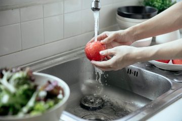 Evye süzgeci üzerinde sebze yıkama