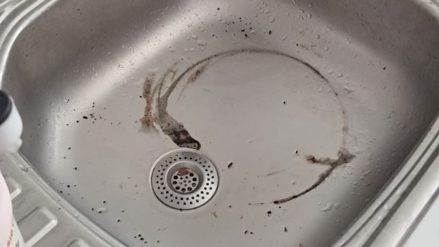 Mutfak evyesinde süzgeç çevresine yerleşmiş yağ ve tortu