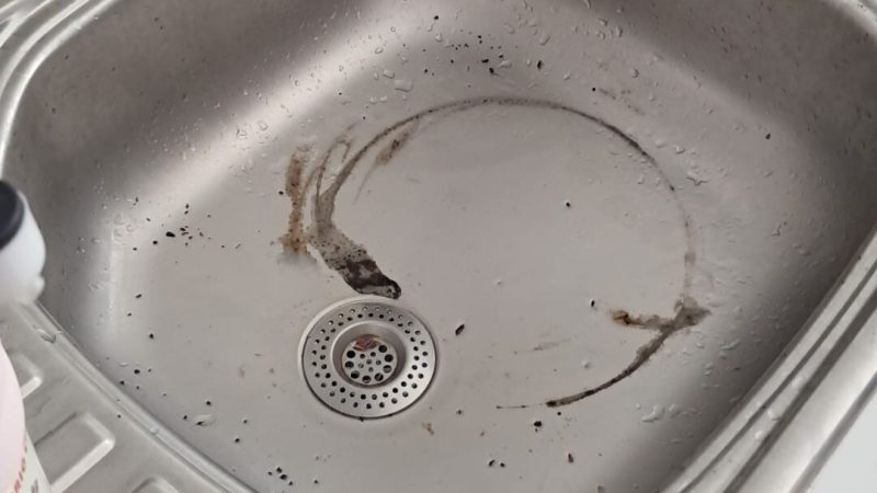 Mutfak evyesinde süzgeç çevresine yerleşmiş yağ ve tortu