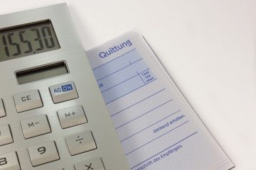 Hesap makinesi ve ödeme fişi yan yana