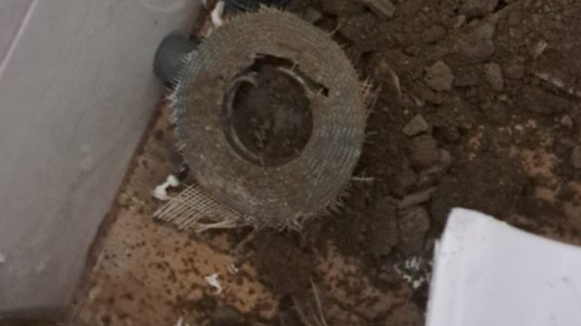 Sökülen klozetin altında ortaya çıkan eski gider borusu ve flanşı