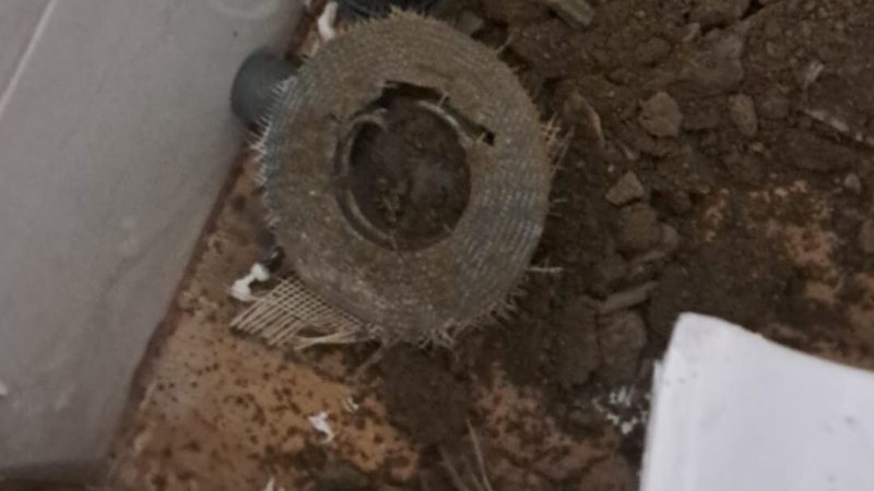 Sökülen klozetin altında ortaya çıkan eski gider borusu ve flanşı