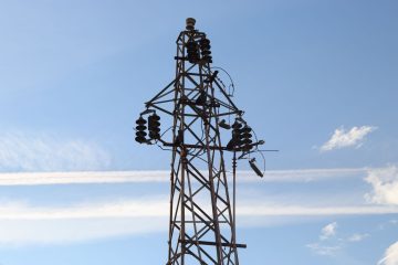 Gökyüzünde elektrik direkleri