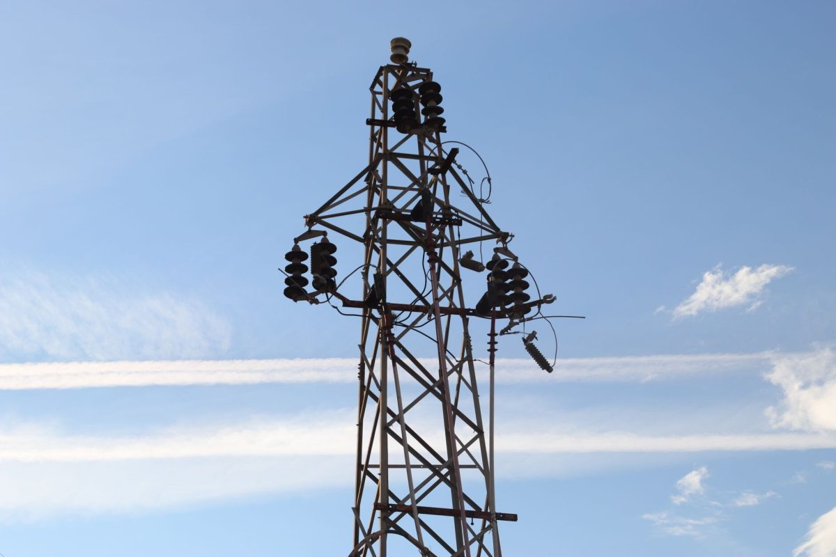 Gökyüzünde elektrik direkleri