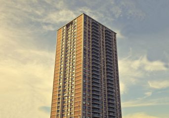 Gökyüzüne uzanan yüksek apartman bloğu