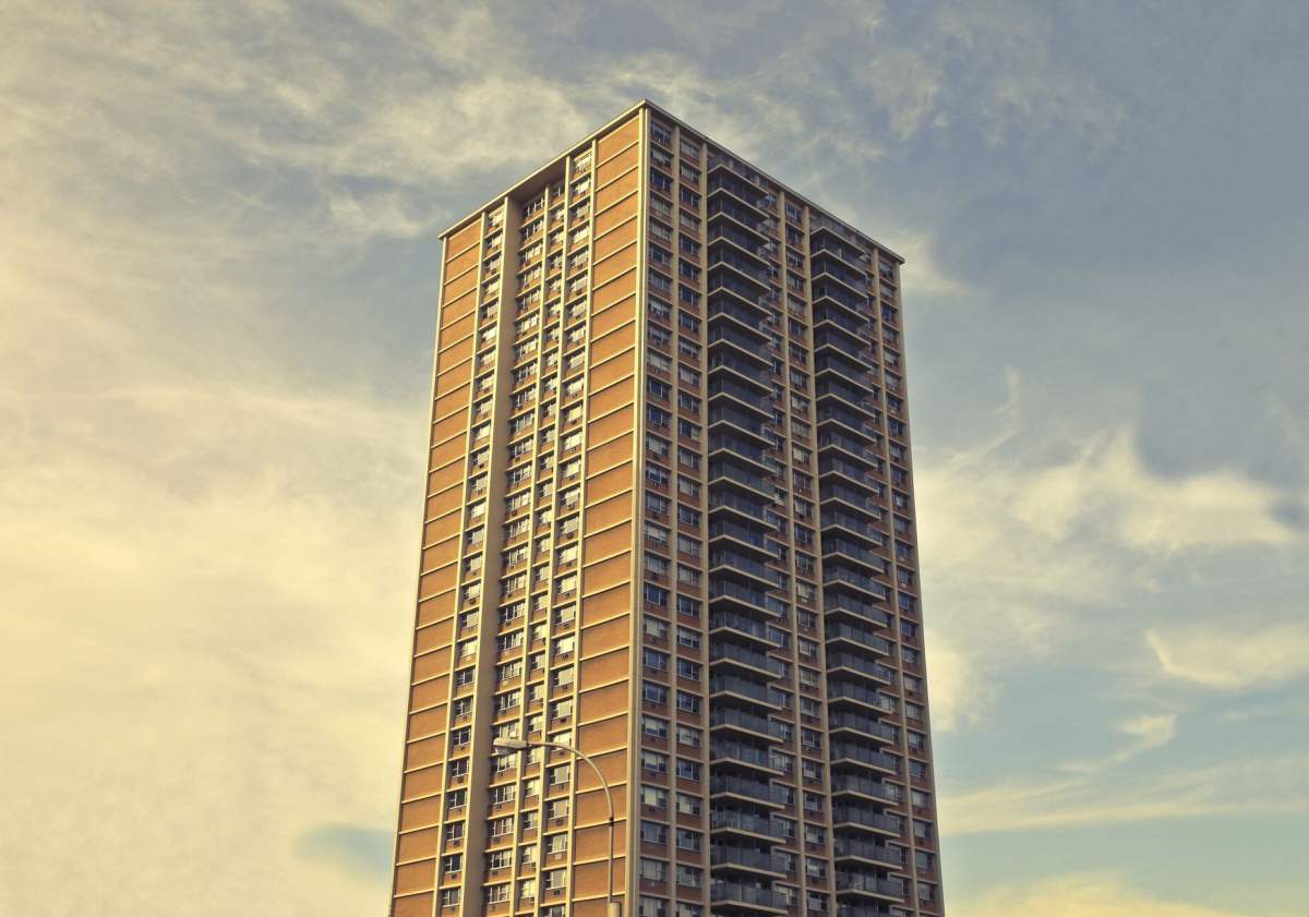 Gökyüzüne uzanan yüksek apartman bloğu