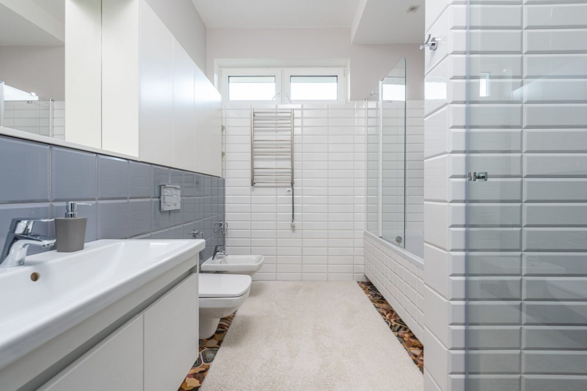 Gri tonlu modern banyo