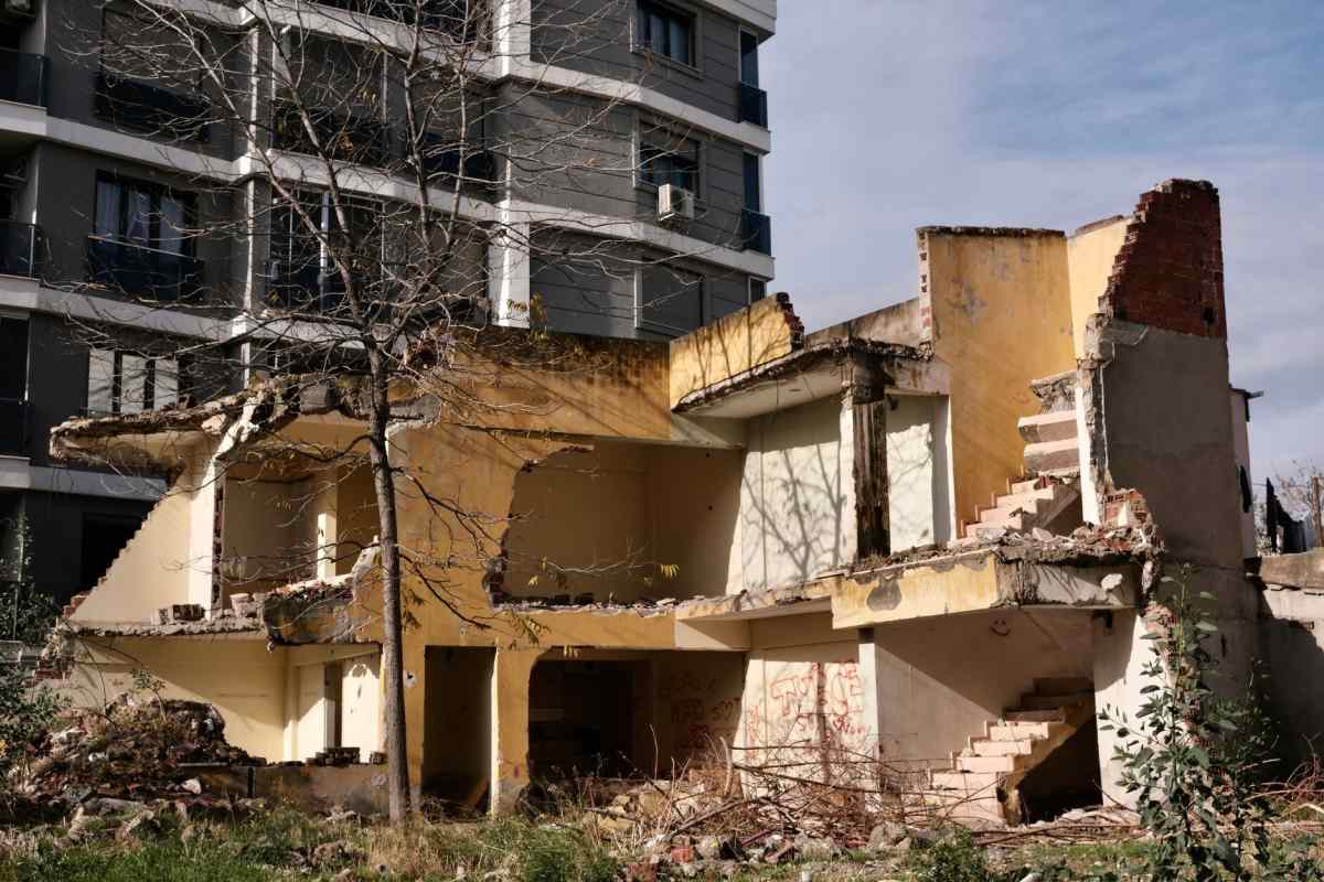 Hasarlı ve terk edilmiş bina cephesi