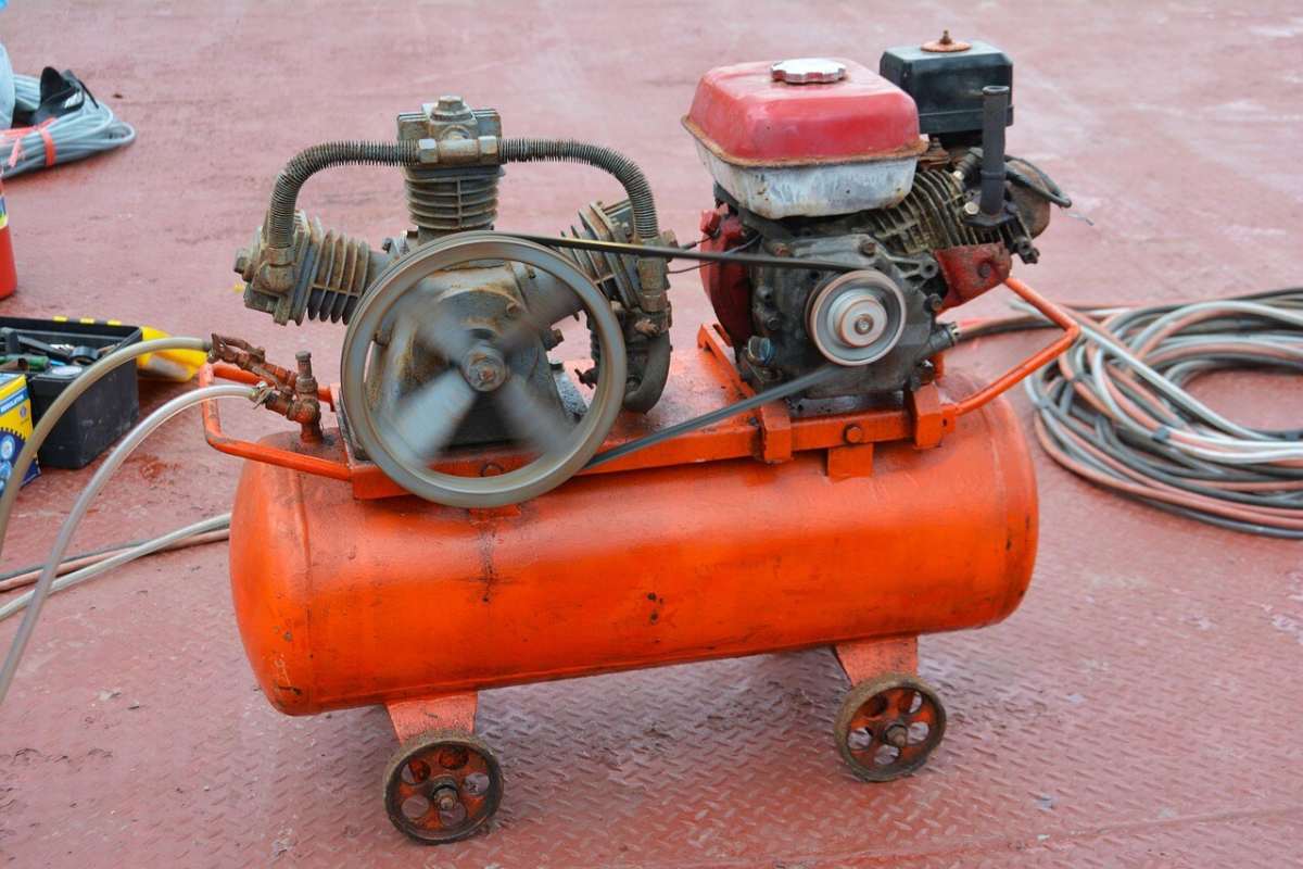 Tekerlekli eski pompa ünitesi ve hava tankı