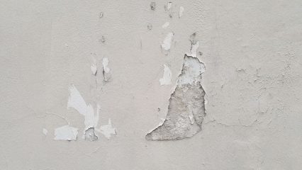 Nemden kabarıp dökülmeye başlamış sıva yüzeyi