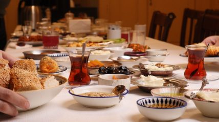 Kalabalık iftar sofrası