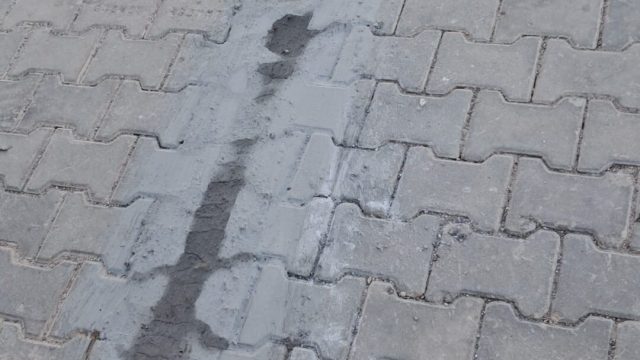 Kilit parke taşında su kaçağının bıraktığı ıslak şerit