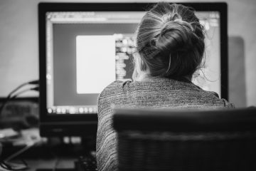 Monitörde görüntü inceleyen kişi — hat kamerası izleme