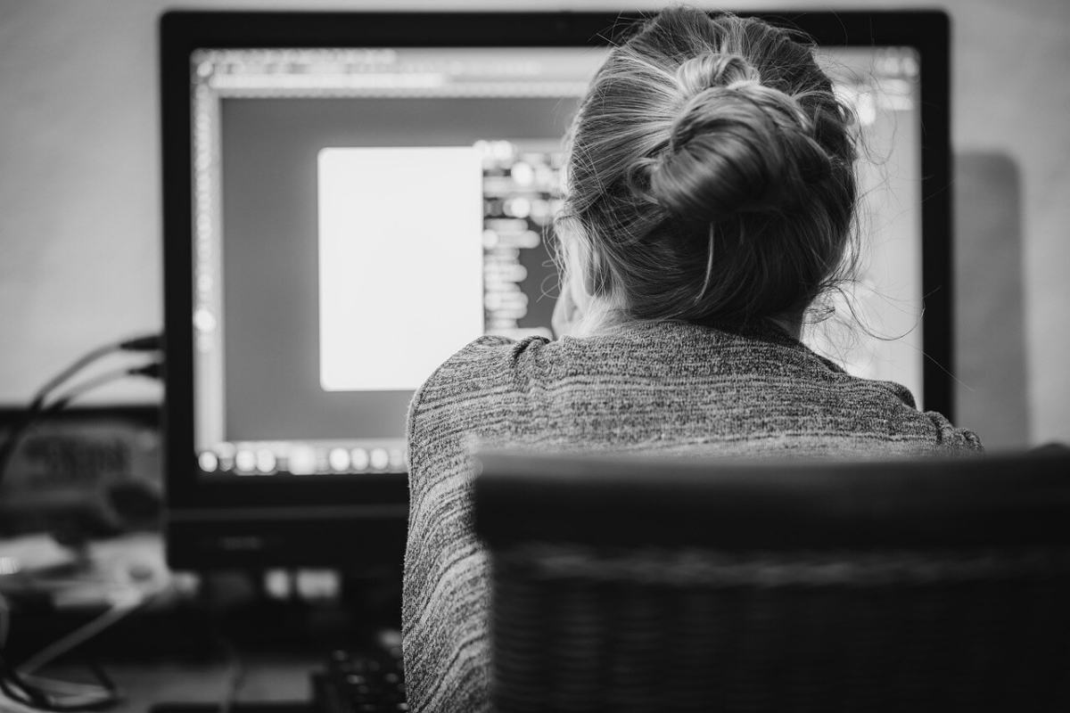 Monitörde görüntü inceleyen kişi — hat kamerası izleme