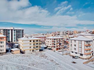 Karla kaplı şehir manzarası