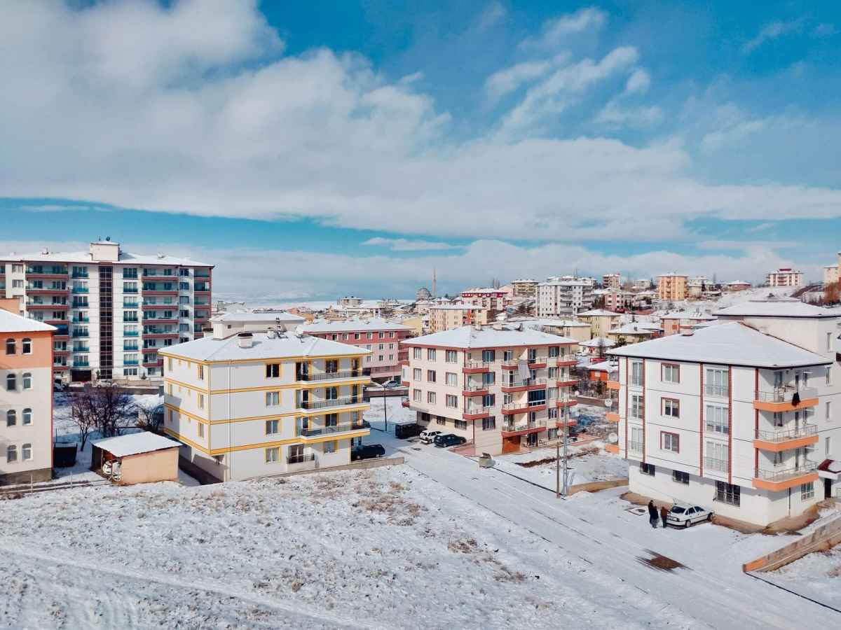 Karla kaplı şehir manzarası
