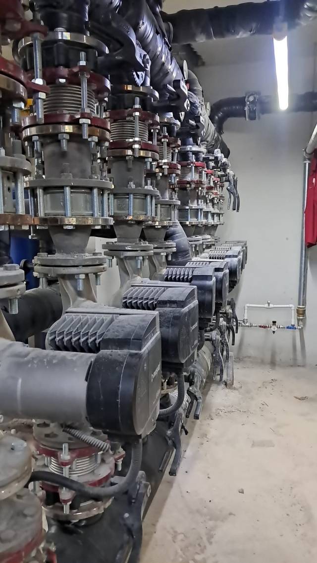 Kazan dairesinde sıralı sirkülasyon pompaları ve vana hattı
