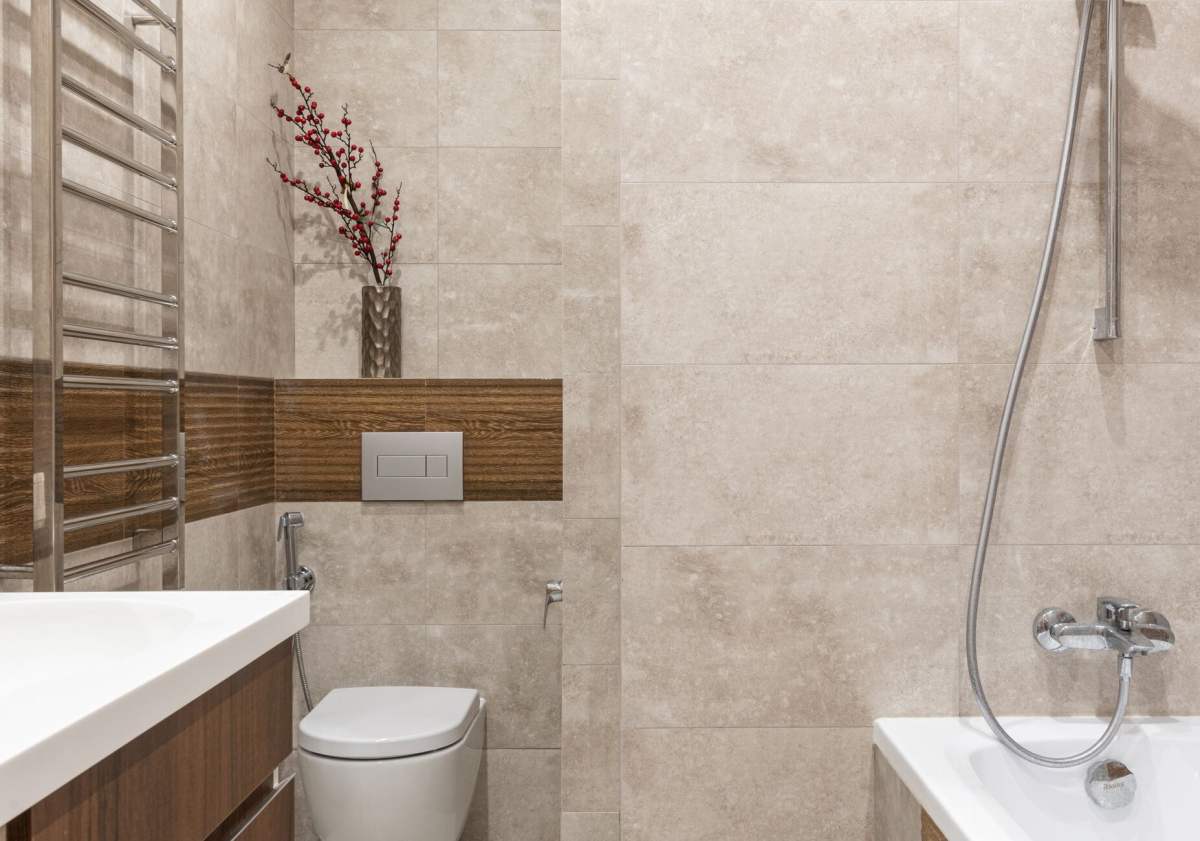 Klozet ve askılığıyla banyo köşesi
