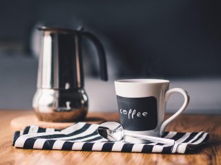 Moka potdan fincana dolan kahve — koku çağrışımı