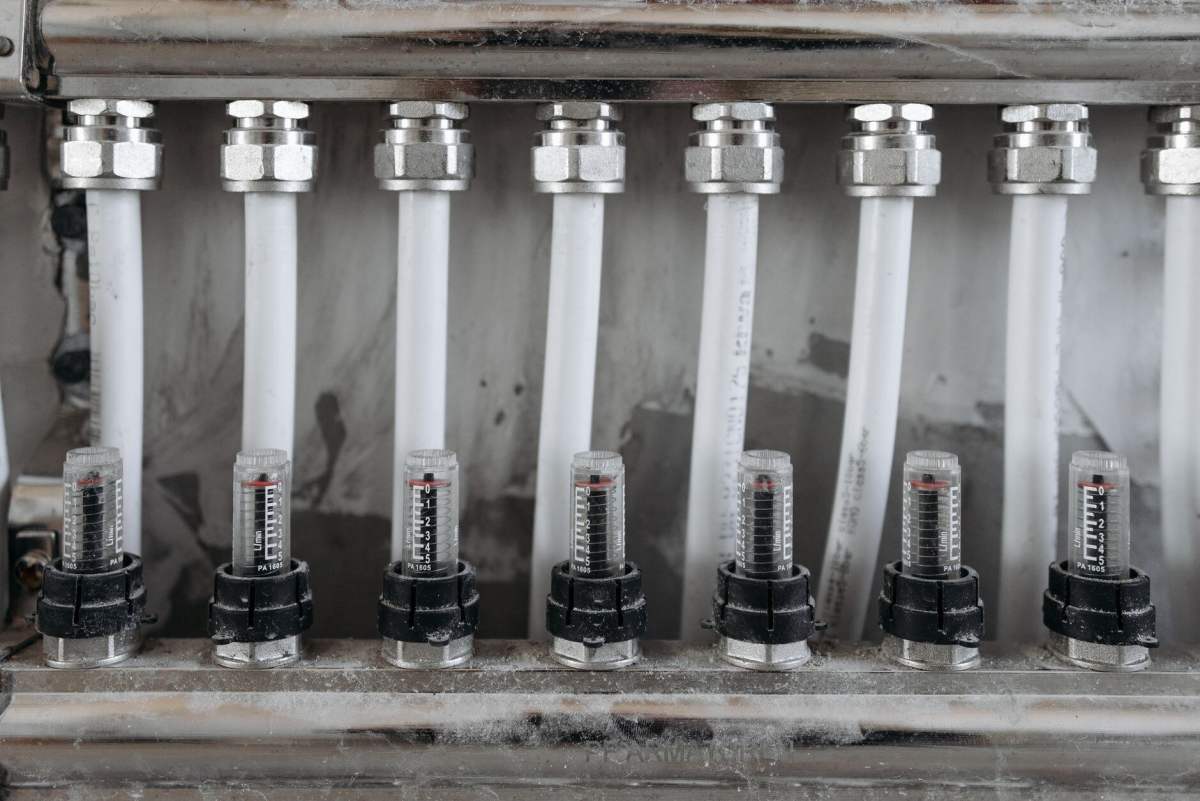 Kolektör üzerinde debimetre dizisi