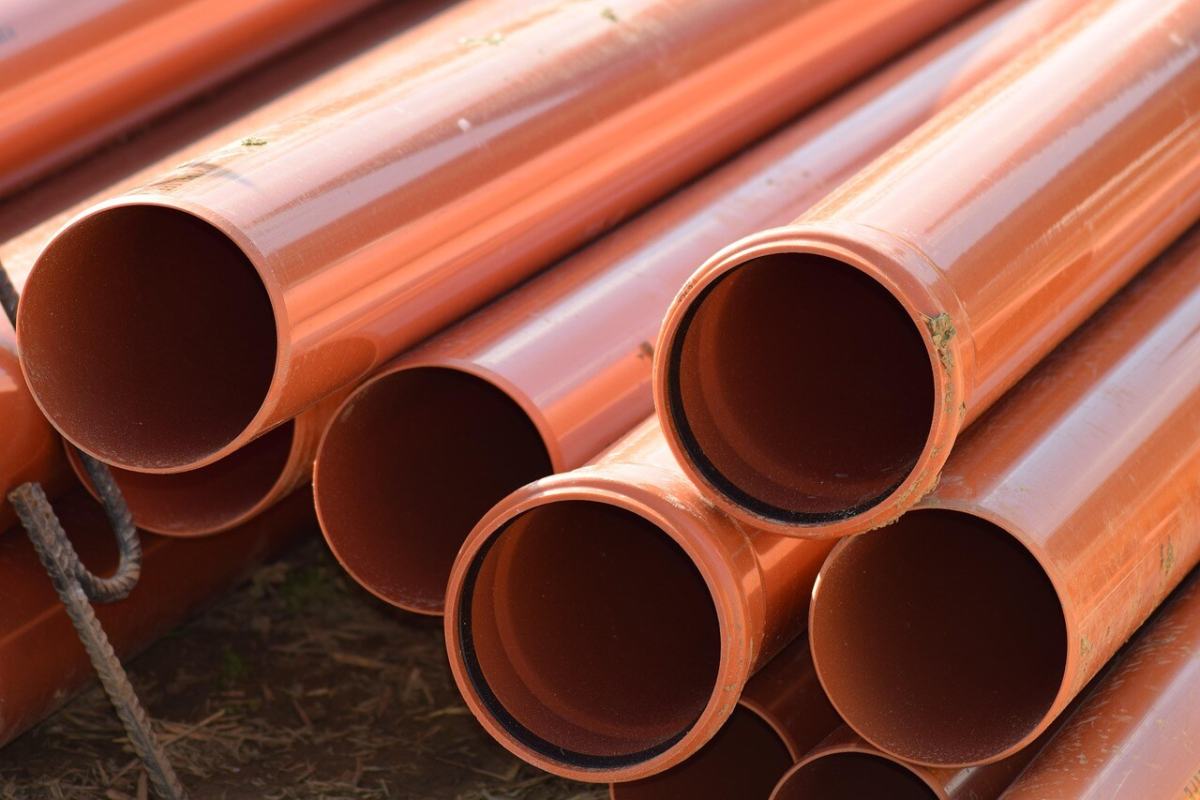 Üst üste dizilmiş turuncu PVC kanalizasyon boruları