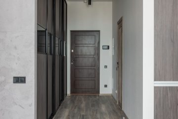 Koridorda kapalı daire kapısı