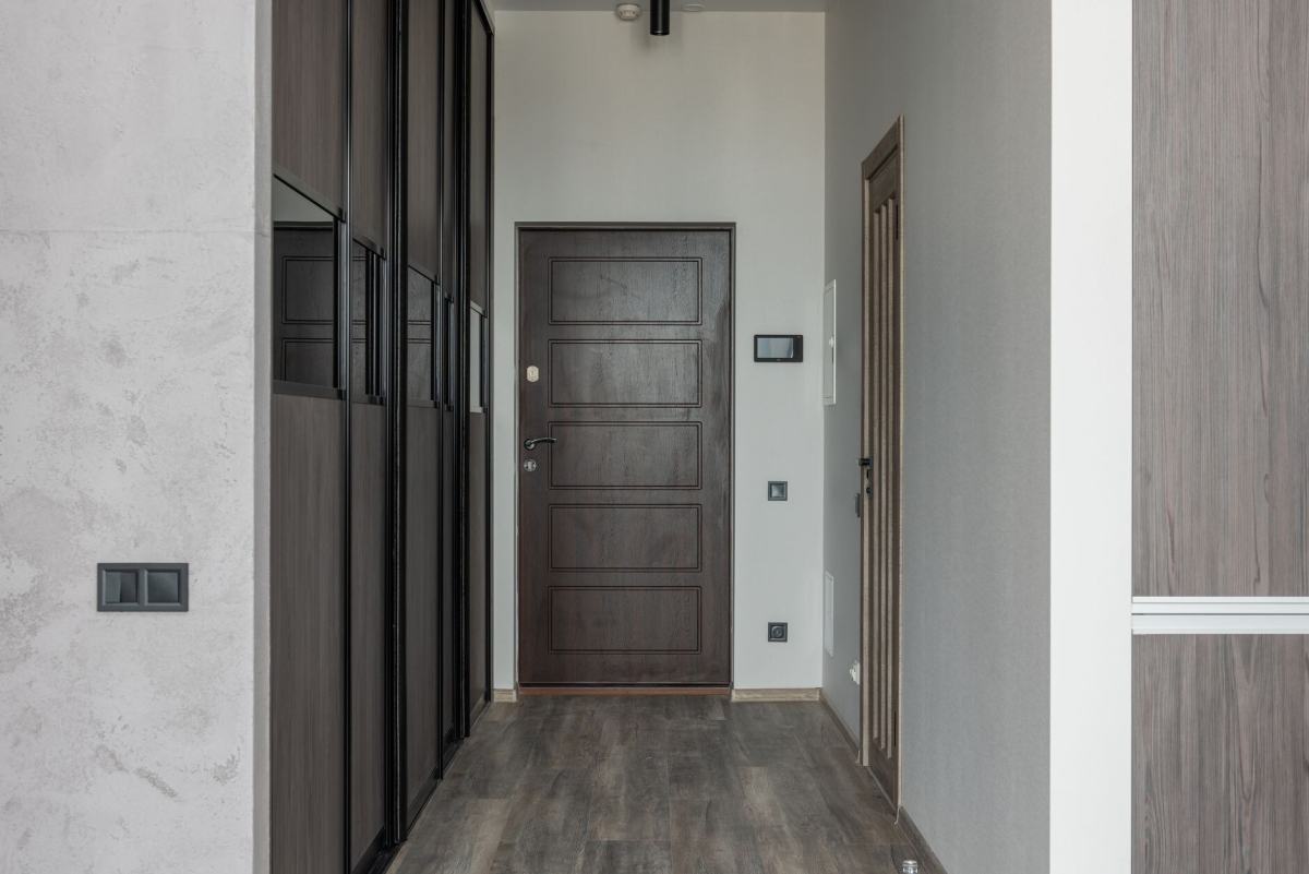 Koridorda kapalı daire kapısı