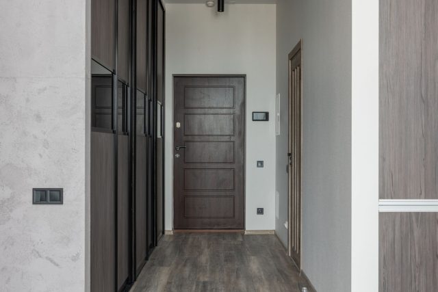 Koridorda kapalı daire kapısı