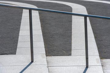 Korkuluklu beton rampanın eğimi